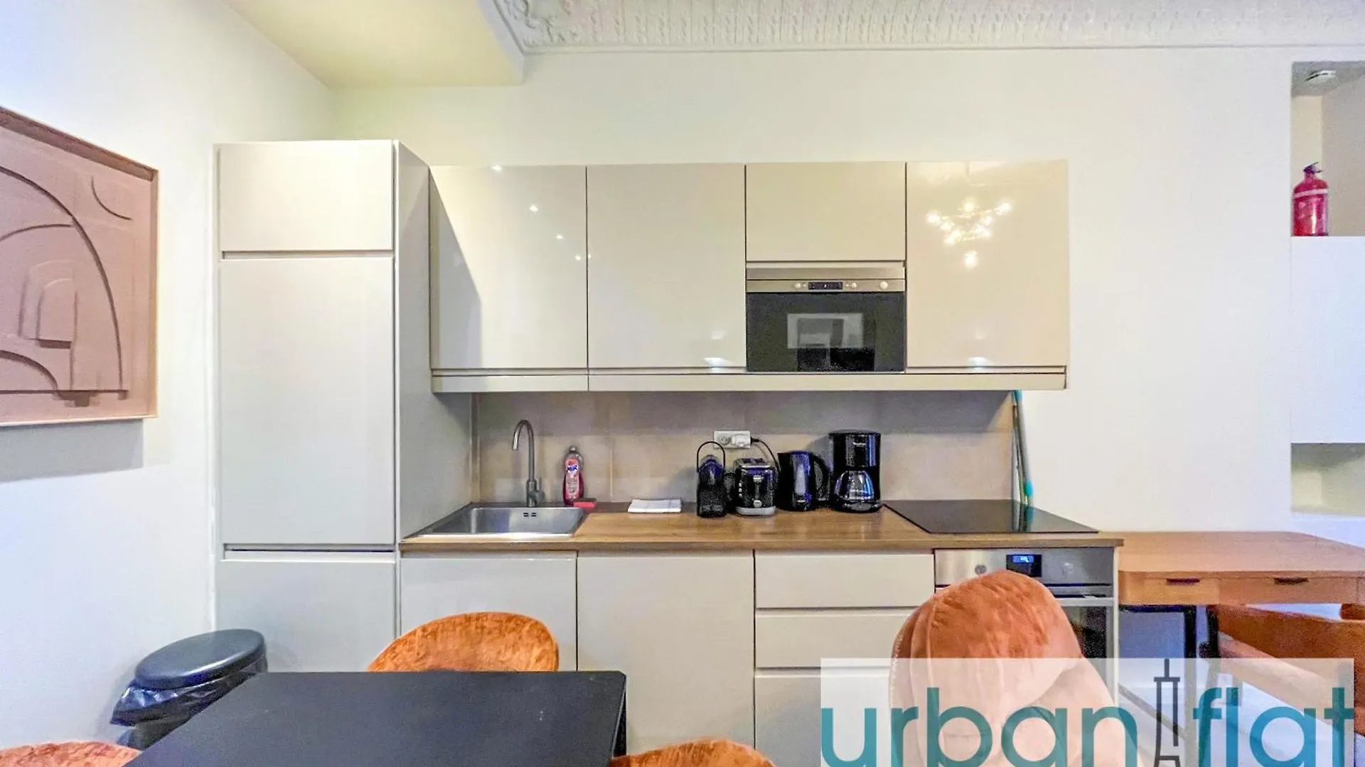 Urban Flat 63 - 3 Bedrooms Flat Champs-Elysees Mermoz Paris 0*,  França